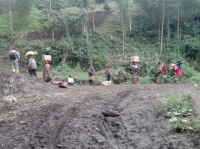 women-carrying-food-to-desperate-families-in-the-Democratic-Republic-of-the-Congo